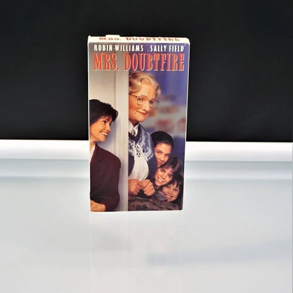 Mrs. Doubtfire VHS Tape 1993 Movie Robin Williams Sally Field